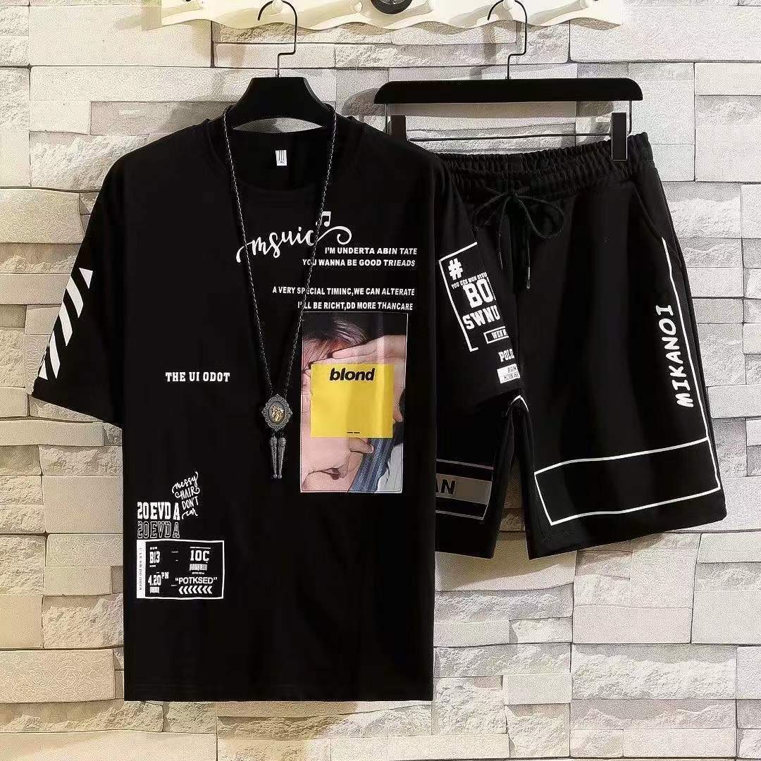 Lässige T-Shirt-Shorts-Kombination