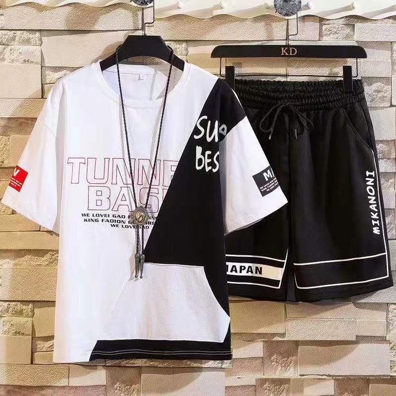 Lässige T-Shirt-Shorts-Kombination
