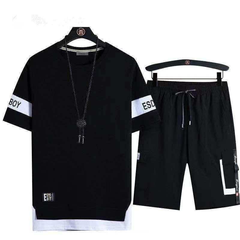 Lässige T-Shirt-Shorts-Kombination