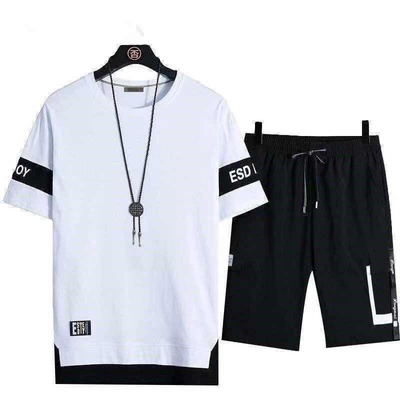 Lässige T-Shirt-Shorts-Kombination