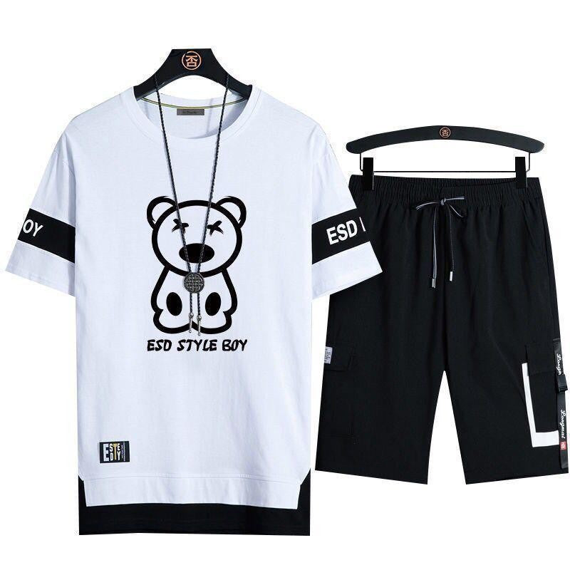 Lässige T-Shirt-Shorts-Kombination