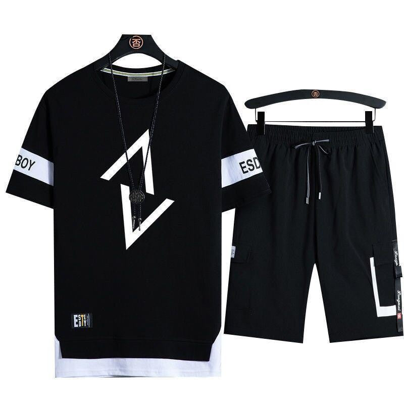 Lässige T-Shirt-Shorts-Kombination