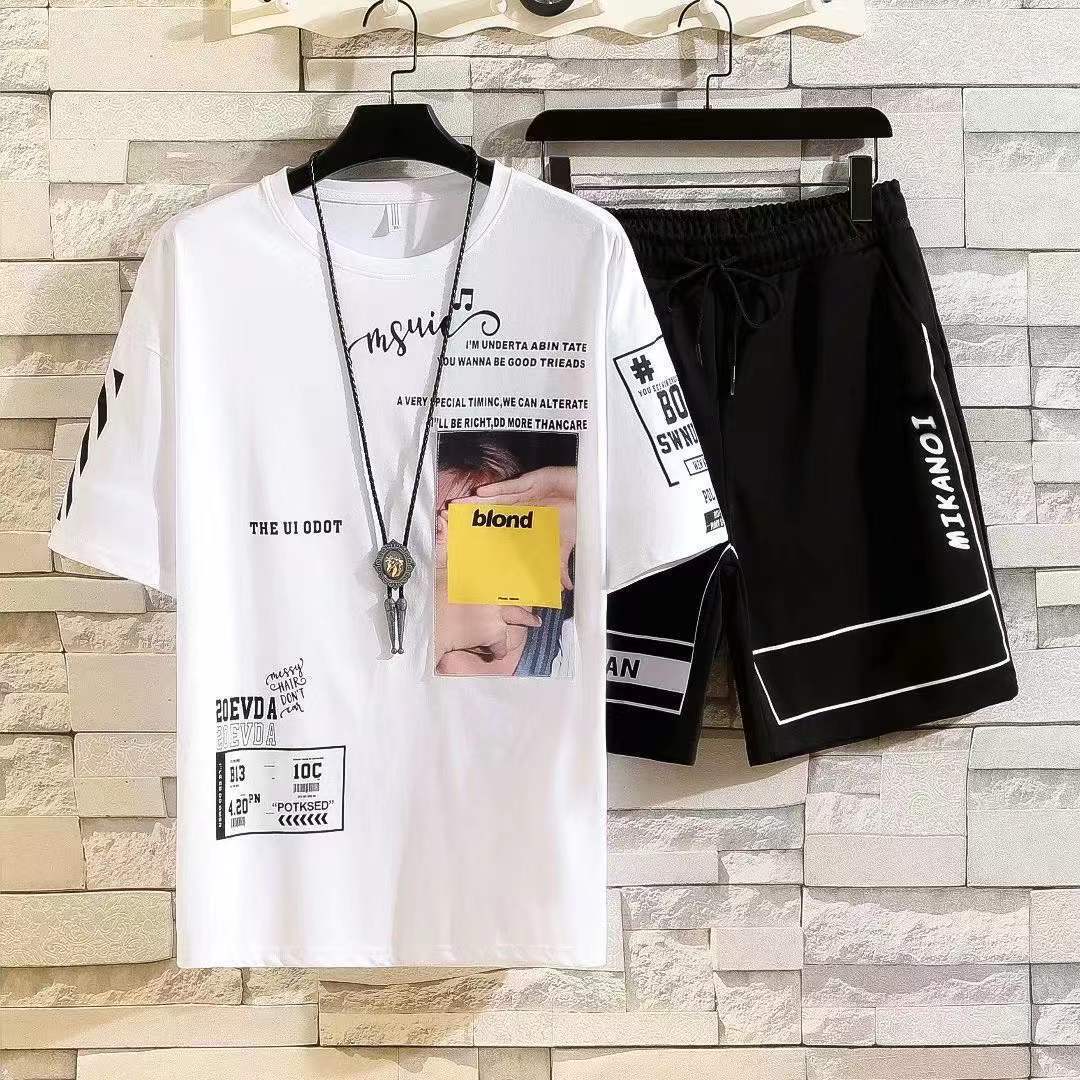 Lässige T-Shirt-Shorts-Kombination