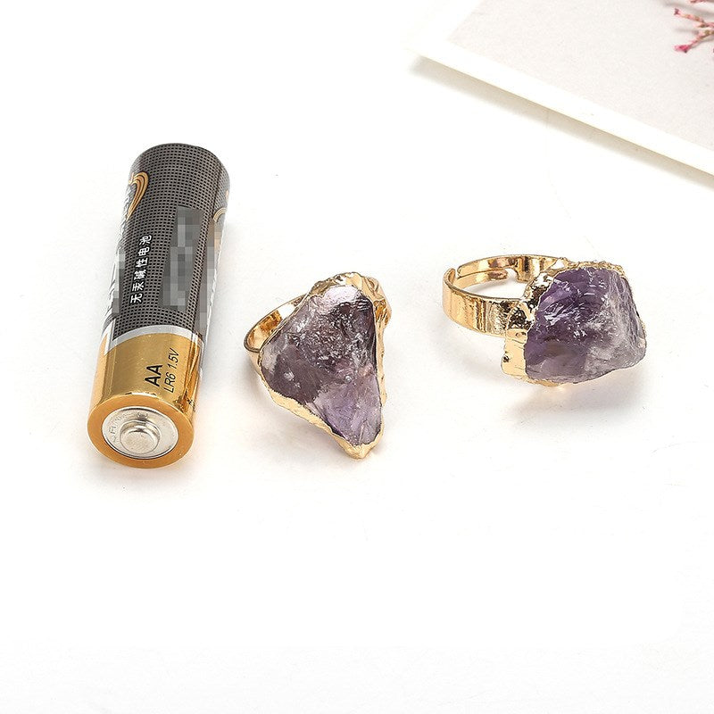Ring mit natürlichem Kristallüberzug und Rohstein
