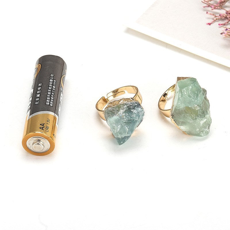 Ring mit natürlichem Kristallüberzug und Rohstein