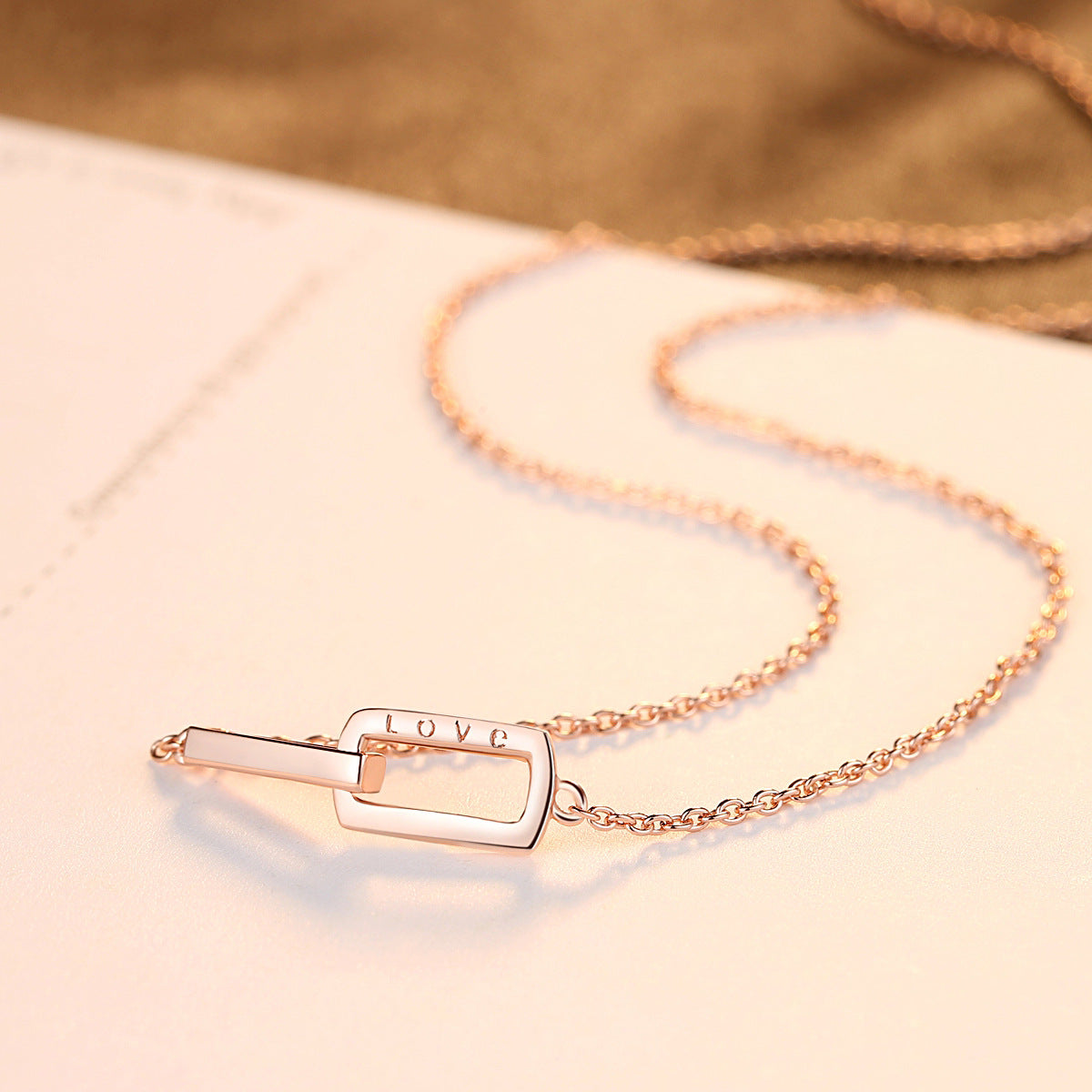 Cadena de clavícula sencilla en oro rosa con letra LOVE