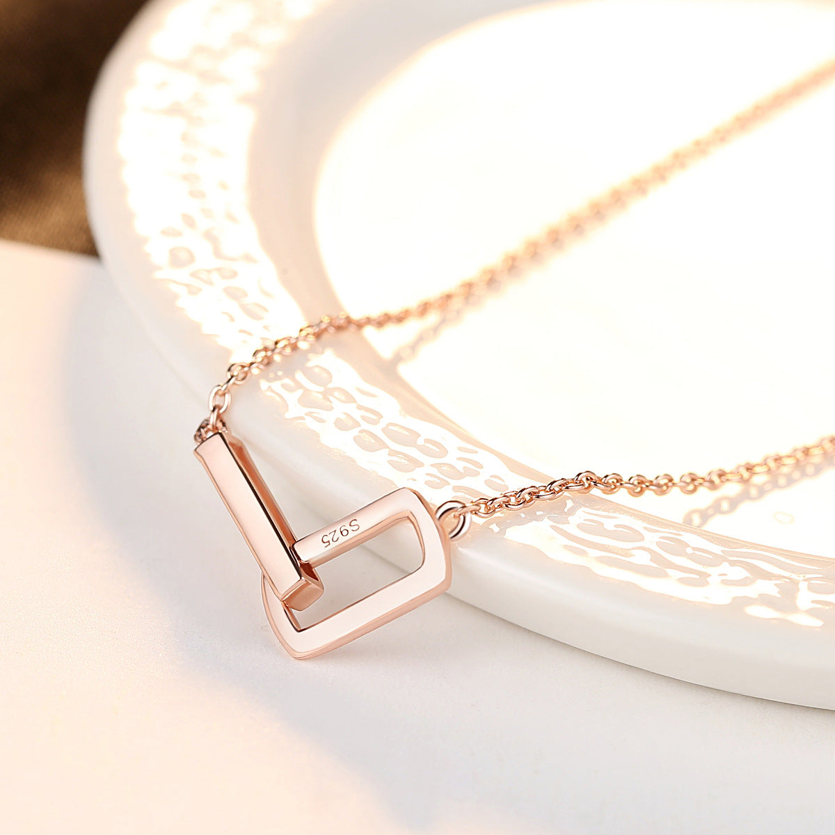 Cadena de clavícula sencilla en oro rosa con letra LOVE
