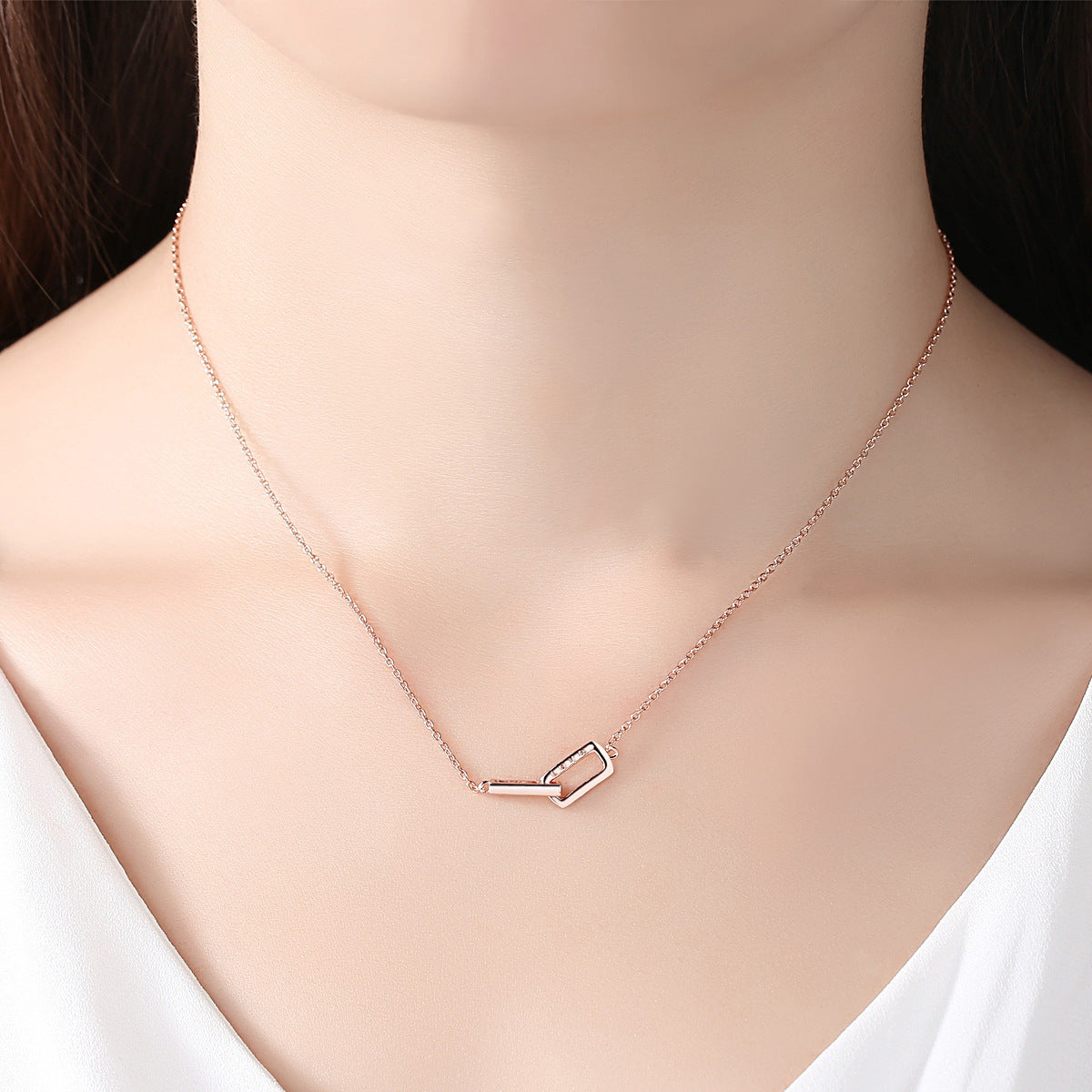 Cadena de clavícula sencilla en oro rosa con letra LOVE