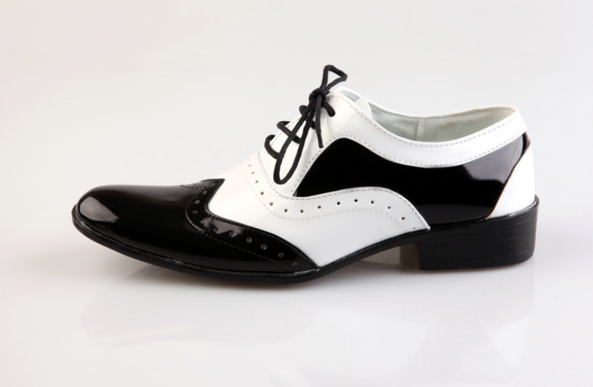 Schwarz-weiße modische Herrenschuhe