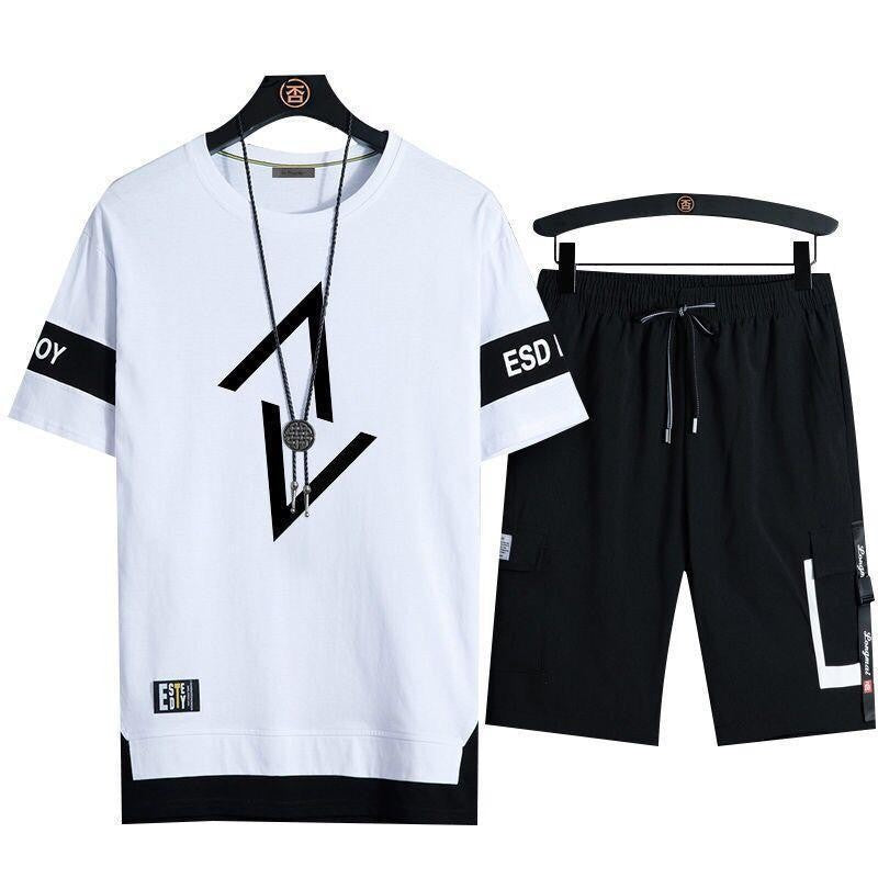 Lässige T-Shirt-Shorts-Kombination 