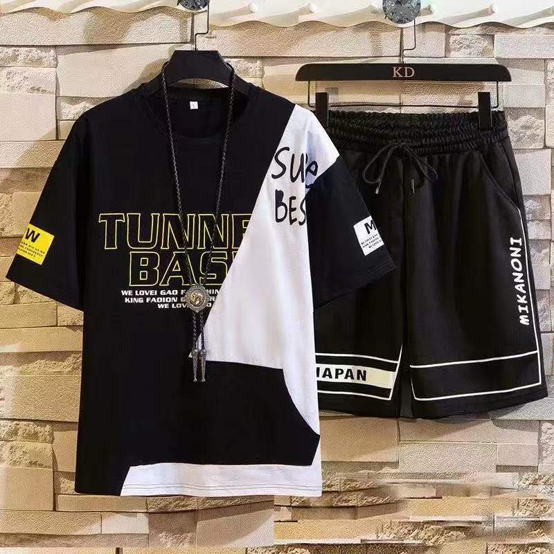 Lässige T-Shirt-Shorts-Kombination 