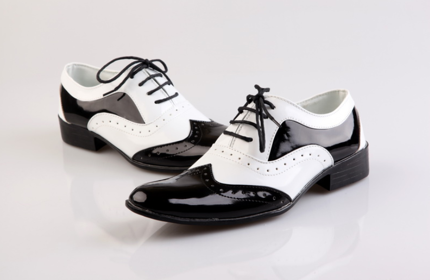 Schwarz-weiße modische Herrenschuhe