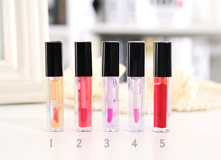 Flüssiger Lippenstift, flüssiges Rouge, Probe Rouge mit Wasser, gefärbte Lippen, flüssiger Lippenstift, flüssiger Lipgloss, Milch