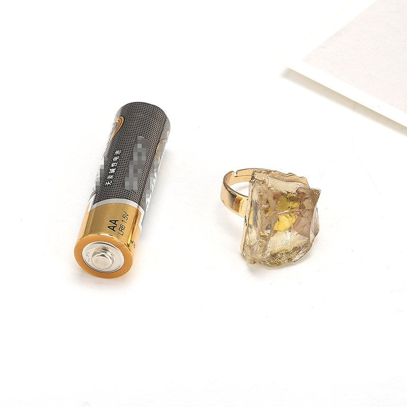 Ring mit natürlichem Kristallüberzug und Rohstein