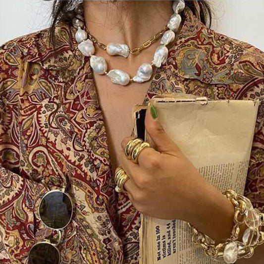 Collar de perlas irregulares estilo festivo