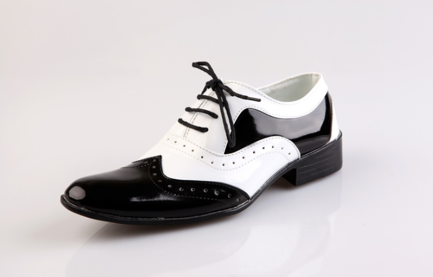 Schwarz-weiße modische Herrenschuhe