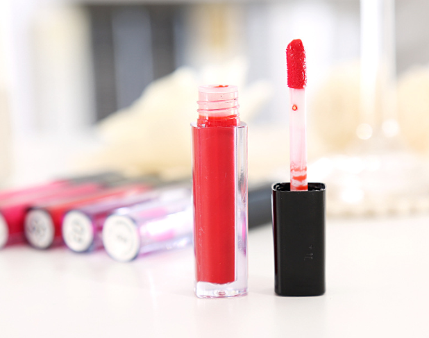 Flüssiger Lippenstift, flüssiges Rouge, Probe Rouge mit Wasser, gefärbte Lippen, flüssiger Lippenstift, flüssiger Lipgloss, Milch