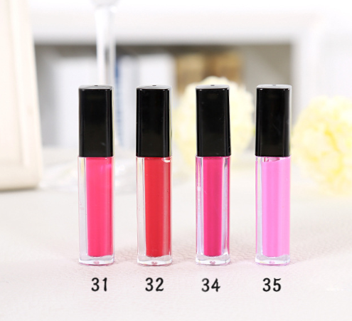 Flüssiger Lippenstift, flüssiges Rouge, Probe Rouge mit Wasser, gefärbte Lippen, flüssiger Lippenstift, flüssiger Lipgloss, Milch