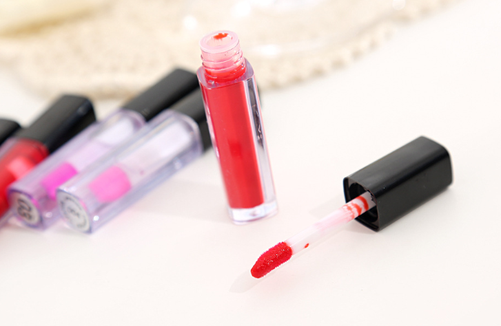 Flüssiger Lippenstift, flüssiges Rouge, Probe Rouge mit Wasser, gefärbte Lippen, flüssiger Lippenstift, flüssiger Lipgloss, Milch
