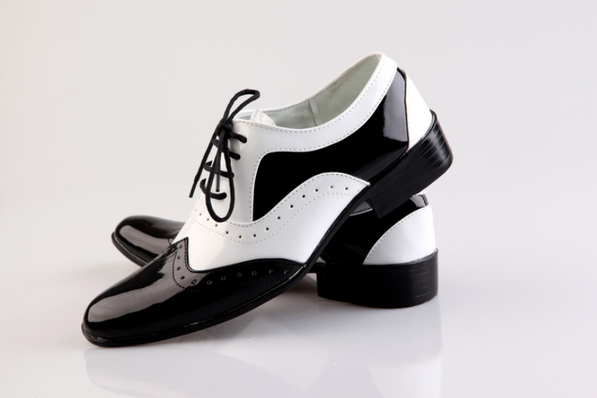 Schwarz-weiße modische Herrenschuhe