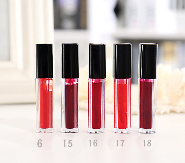 Flüssiger Lippenstift, flüssiges Rouge, Probe Rouge mit Wasser, gefärbte Lippen, flüssiger Lippenstift, flüssiger Lipgloss, Milch