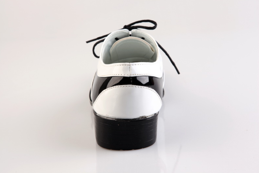Schwarz-weiße modische Herrenschuhe