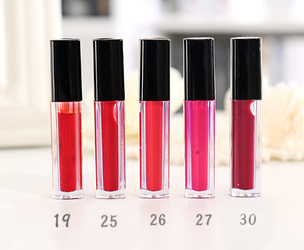 Flüssiger Lippenstift, flüssiges Rouge, Probe Rouge mit Wasser, gefärbte Lippen, flüssiger Lippenstift, flüssiger Lipgloss, Milch