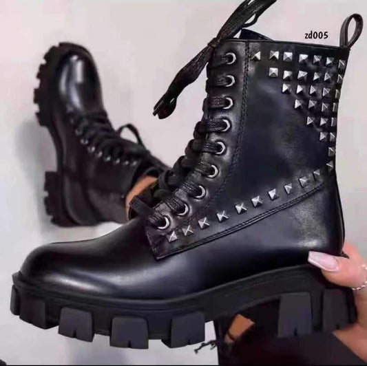 Martin-Stiefel mit runder Spitze und Nietenbesatz für Damen in Übergröße